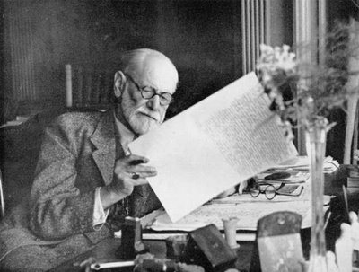 Freud 3.jpg - Ha elaborato una teoria, secondo la quale l'inconscio esercita influssi determinanti sul comportamento e sul pensiero umano, e sulle interazioni tra individui e il metodo di indagine mediante l'analisi di associazioni libere, atti involontari e l'interpretazione dei sogni.